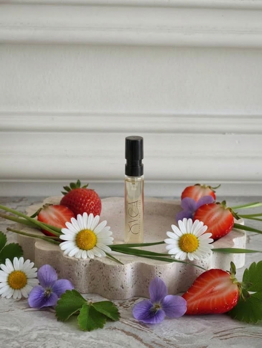 OYEA Essence 2ml luxury-inspired oil-based perfume sample vial.