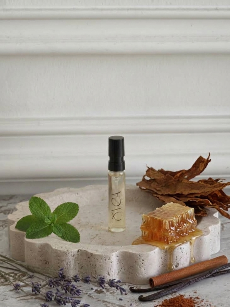 OYEA Essence 2ml luxury-inspired oil-based perfume sample vial.