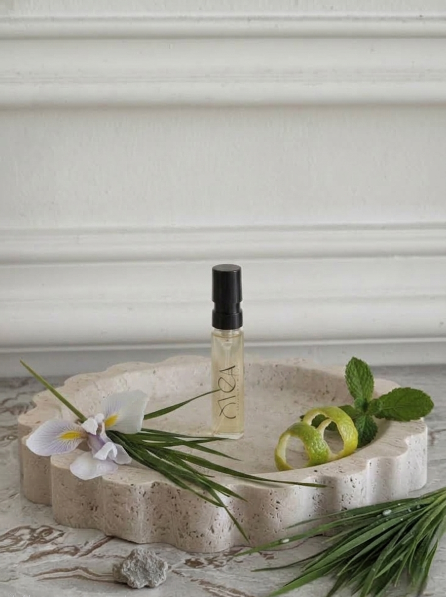 OYEA Essence 2ml luxury-inspired oil-based perfume sample vial.