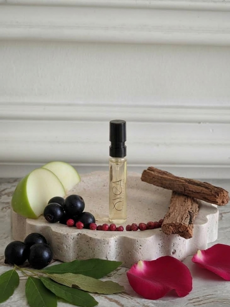 OYEA Essence 2ml luxury-inspired oil-based perfume sample vial.