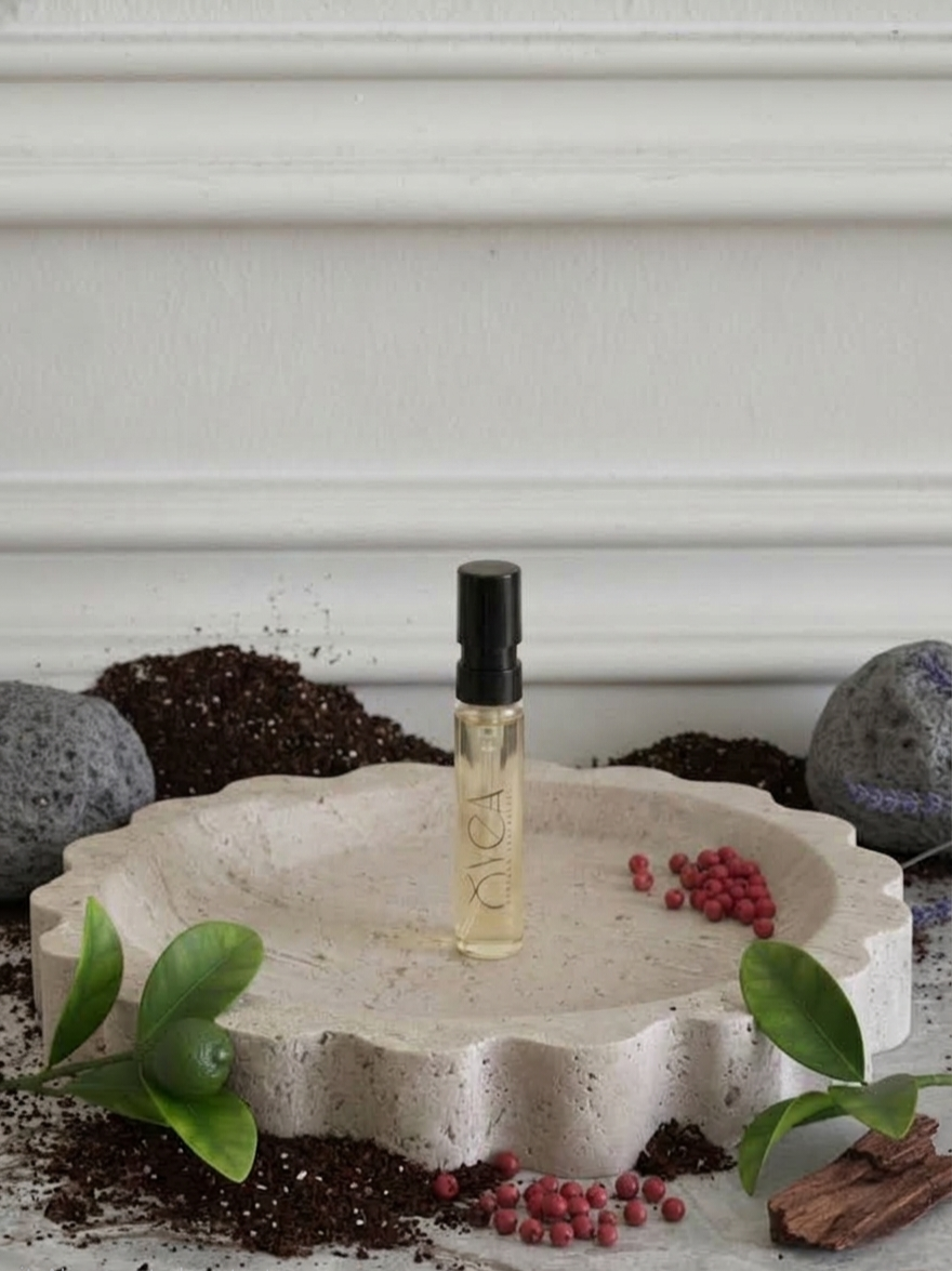 OYEA Essence 2ml luxury-inspired oil-based perfume sample vial.