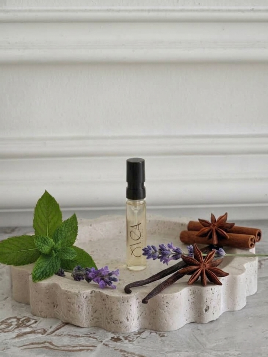 OYEA Essence 2ml luxury-inspired oil-based perfume sample vial.